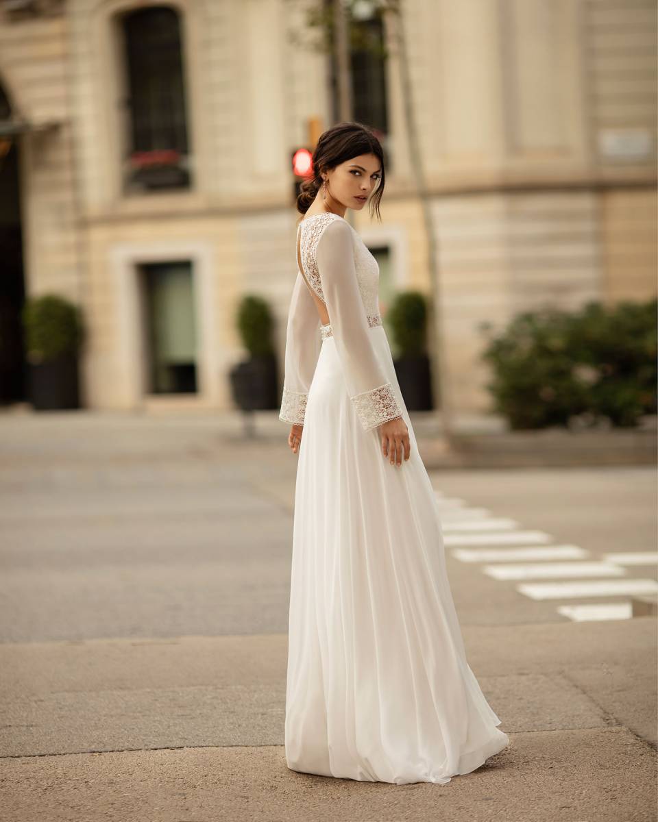La robe de mariée OBICE  est en style BOHEME marque ALMA NOVIA by Rosa Clara