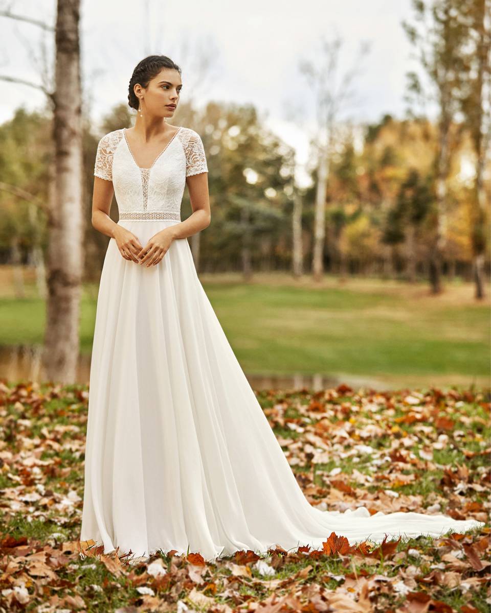 La robe de mariée OBRIZO  est en style BOHEME marque ALMA NOVIA by Rosa Clara.