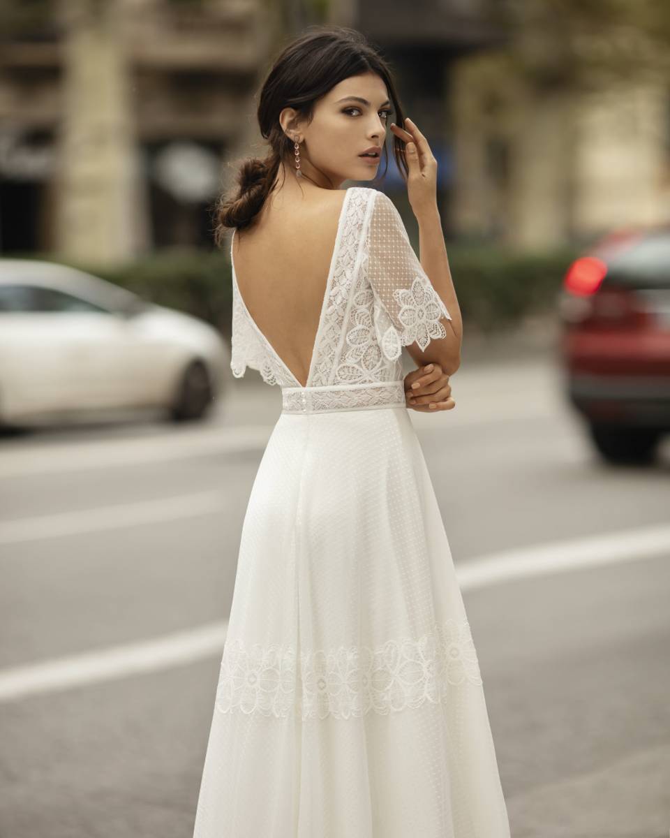 La robe de mariée OCIARE est en style BOHEME marque ALMA NOVIA by Rosa Clara.