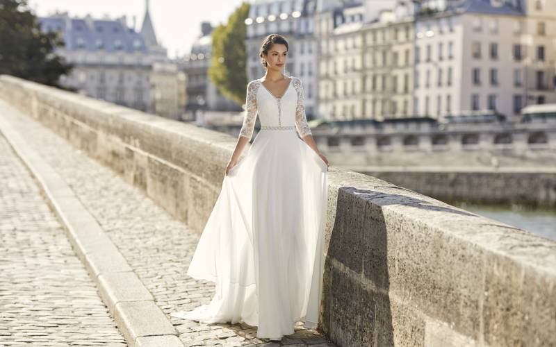 La robe de mariée WALYSA est en style BOHEME marque ALMA NOVIA by Rosa Clara.