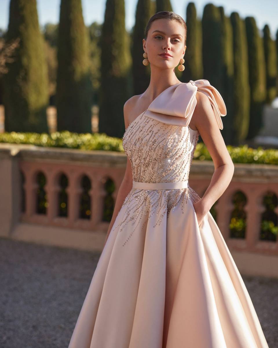 trouver une robe de cocktail en mikado à encolure asymétrique de chez marfil barcelona près de la ciotat 13600