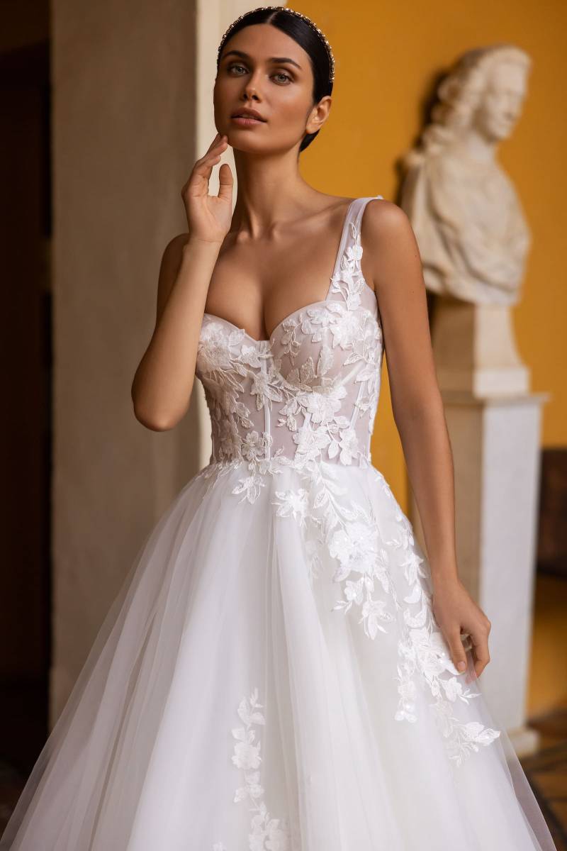 Robe de mariée de style princesse de la marque Lanesta - modèle ROSEMARY Chez Passion'elles Marseille