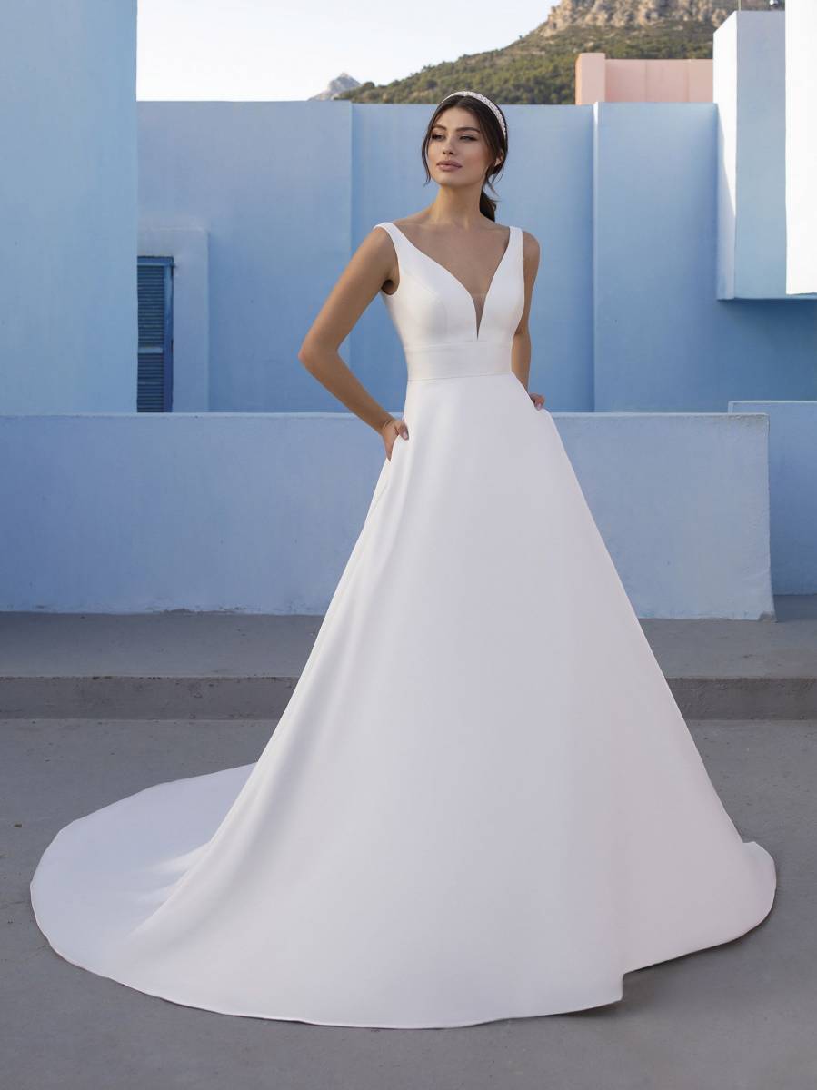 Robe de mariée forme trapèze White One by Pronovias - MISTLETOE 